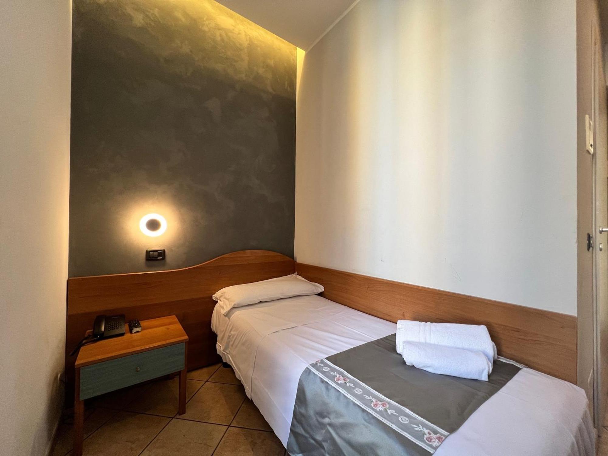Hotel Sara Milan Exterior photo